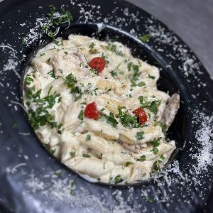 پنه،مرغ گریل،سس آلفردو،،گوجه گیلاسی،پنیر پارمسان