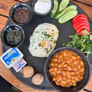 مربا،عسل،کره،پنیر،گردو،نیمرو،لوبیا،خیار،گوجه،یک لیوان چای