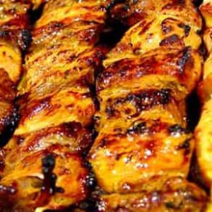 سینه مرغ مزه دار شده ، گوجه ، زیتون، پیاز ، جعفری/ریحان